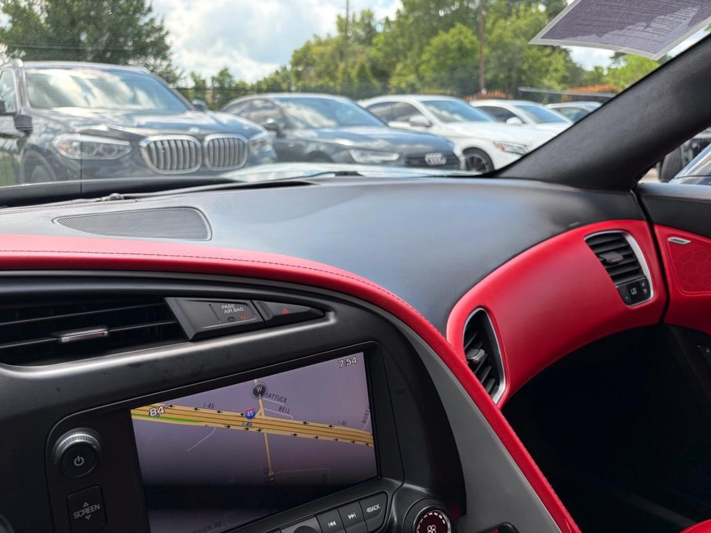 Chevrolet Corvette Stingray Vehicle Full-screen Gallery Image 23