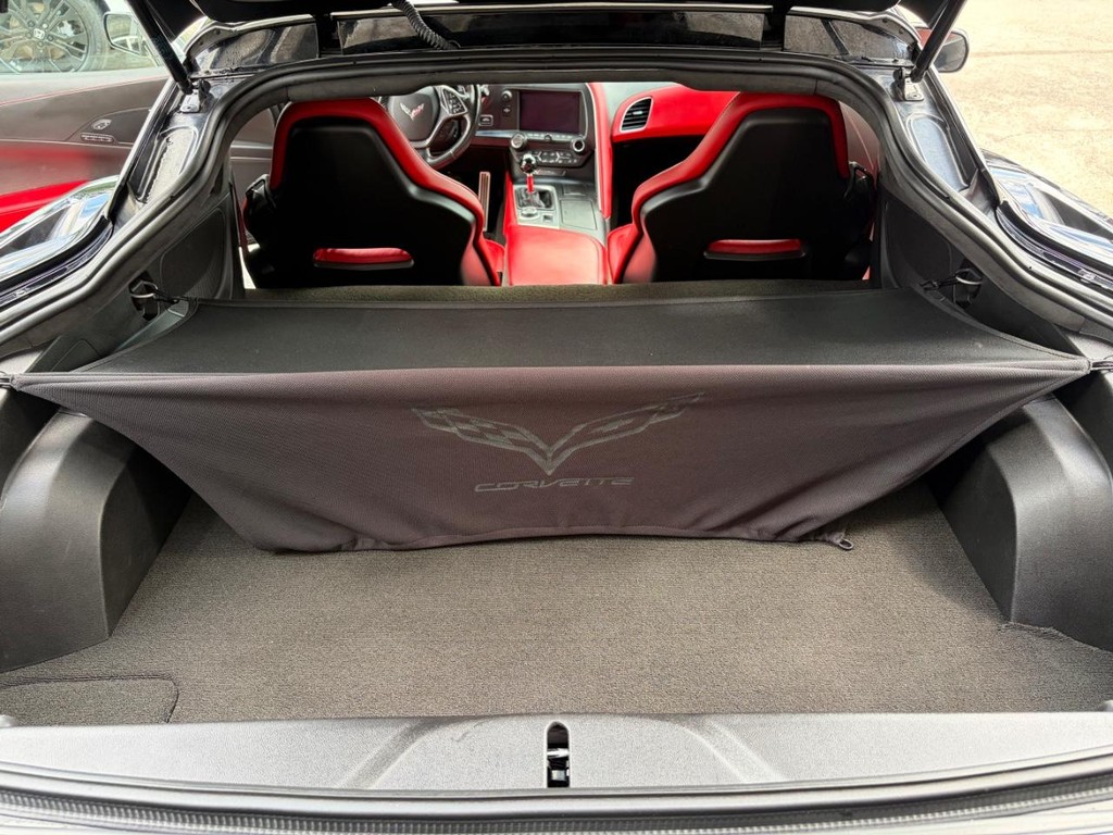 Chevrolet Corvette Stingray Vehicle Full-screen Gallery Image 24