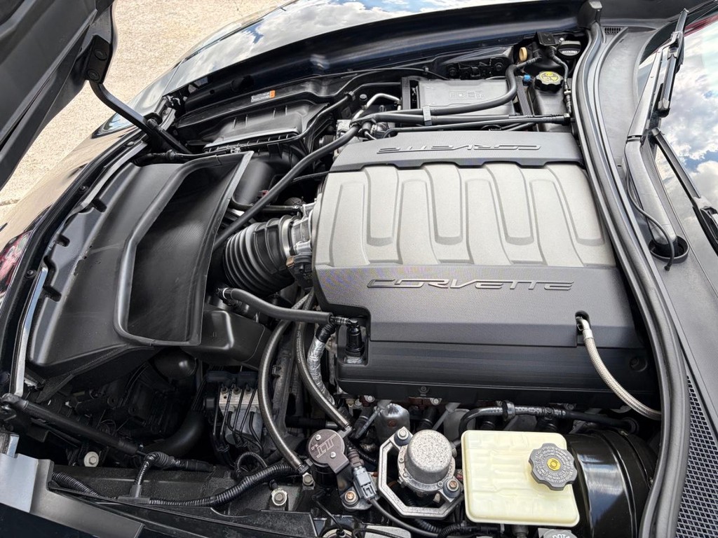 Chevrolet Corvette Stingray Vehicle Full-screen Gallery Image 27