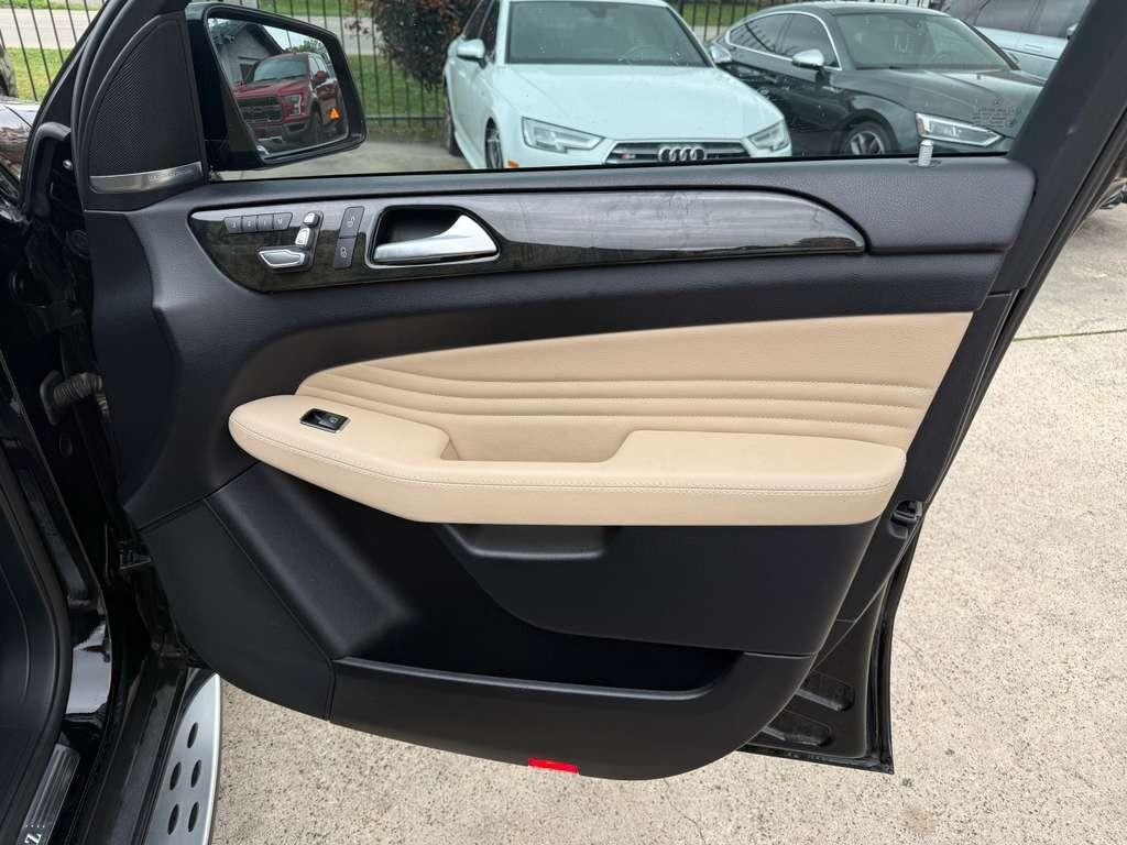 Mercedes-Benz GLE 450 Vehicle Full-screen Gallery Image 15
