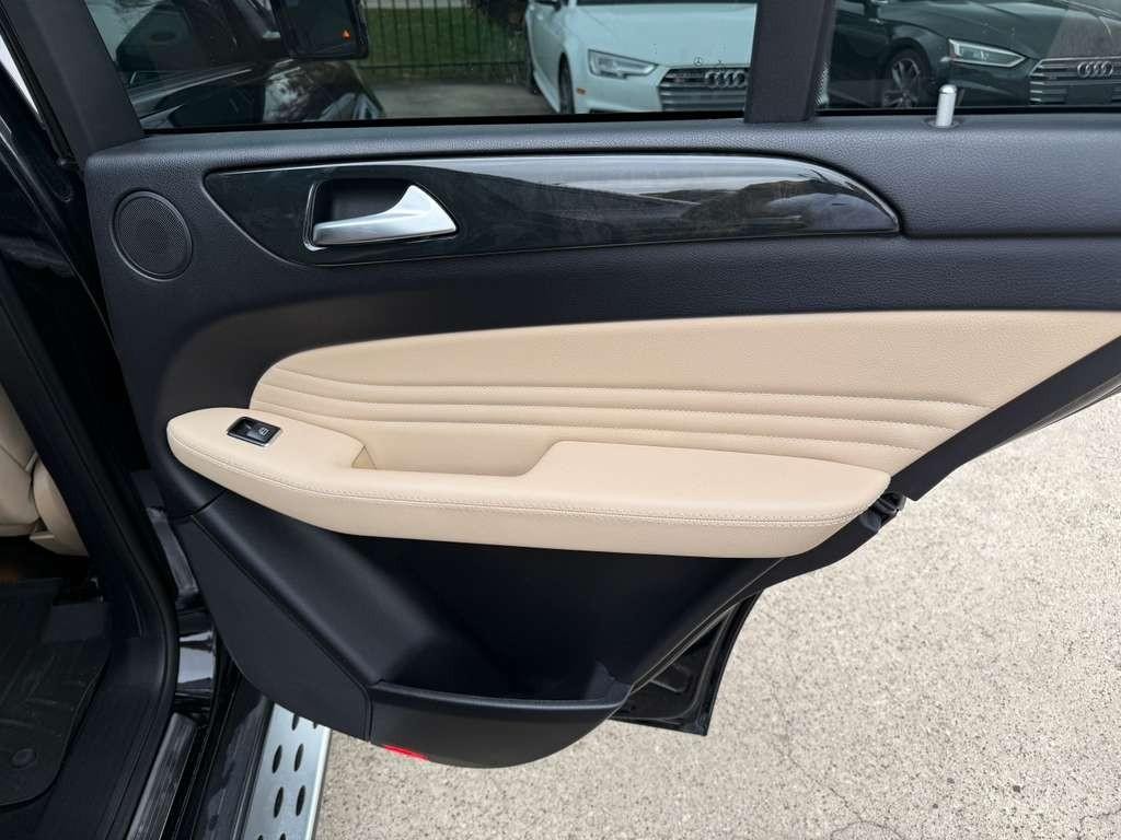 Mercedes-Benz GLE 450 Vehicle Full-screen Gallery Image 17