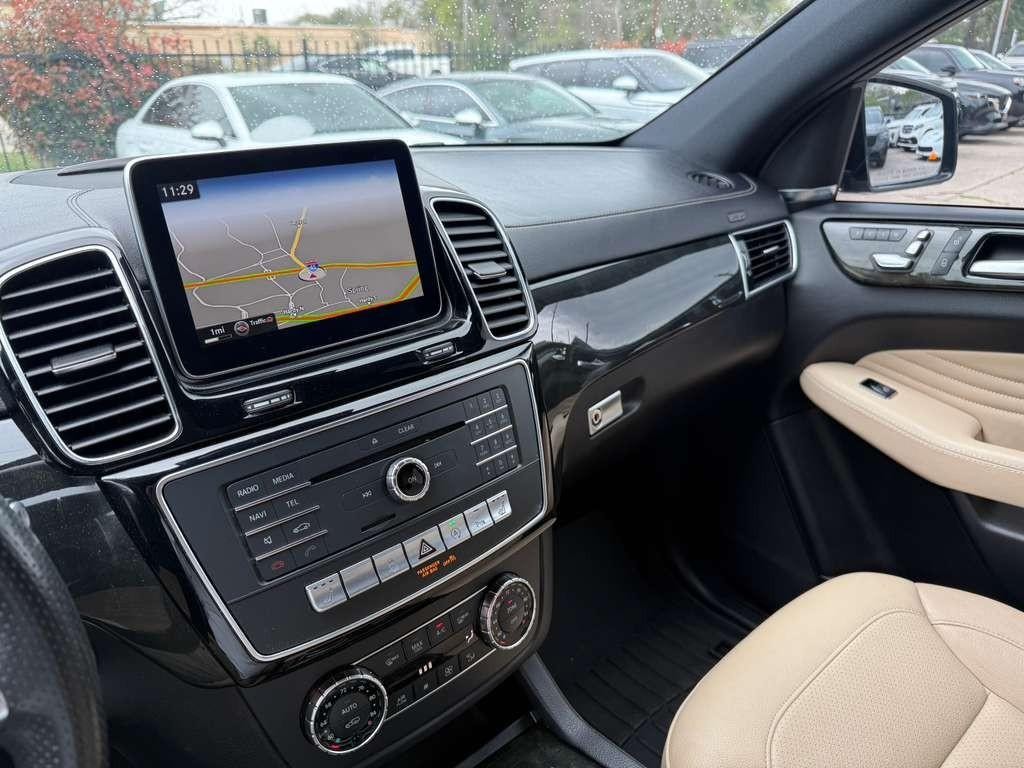 Mercedes-Benz GLE 450 Vehicle Full-screen Gallery Image 25