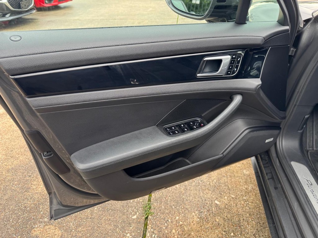 Porsche Panamera Vehicle Full-screen Gallery Image 12