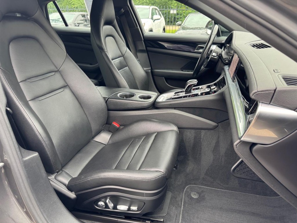 Porsche Panamera Vehicle Full-screen Gallery Image 14