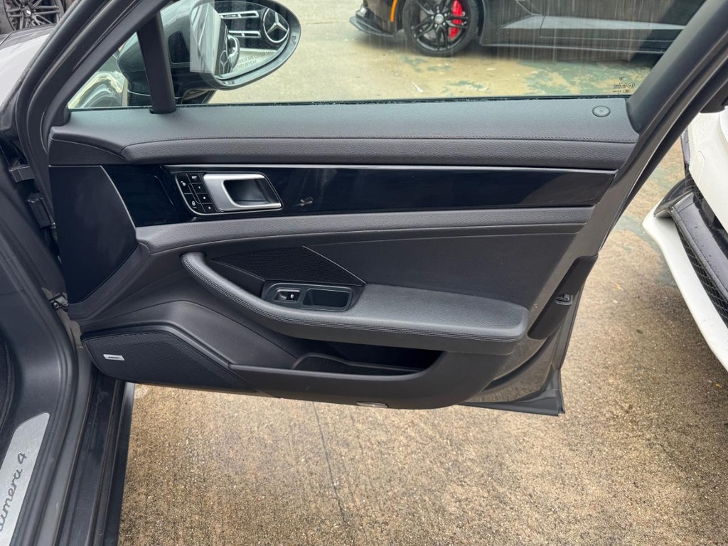 Porsche Panamera Vehicle Full-screen Gallery Image 15
