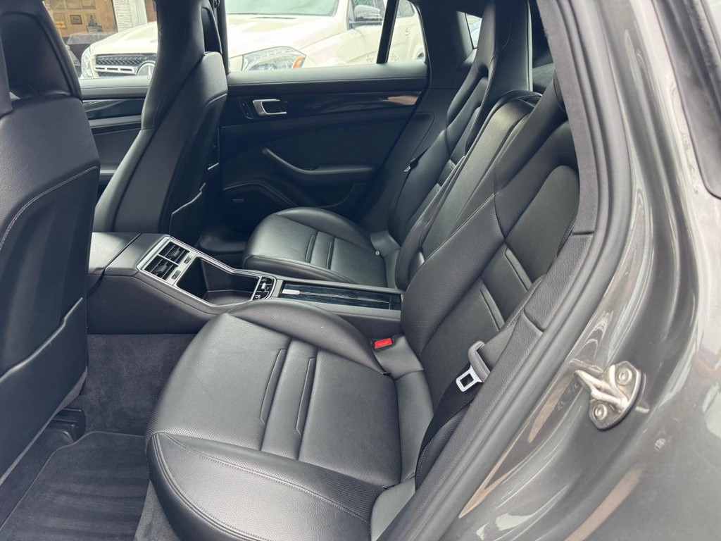 Porsche Panamera Vehicle Full-screen Gallery Image 16