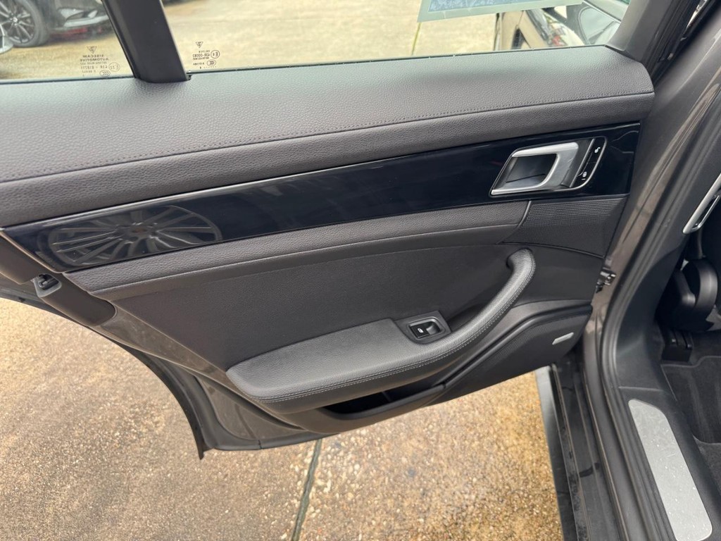 Porsche Panamera Vehicle Full-screen Gallery Image 17