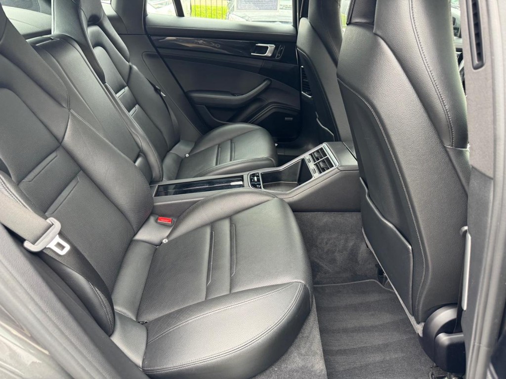 Porsche Panamera Vehicle Full-screen Gallery Image 18
