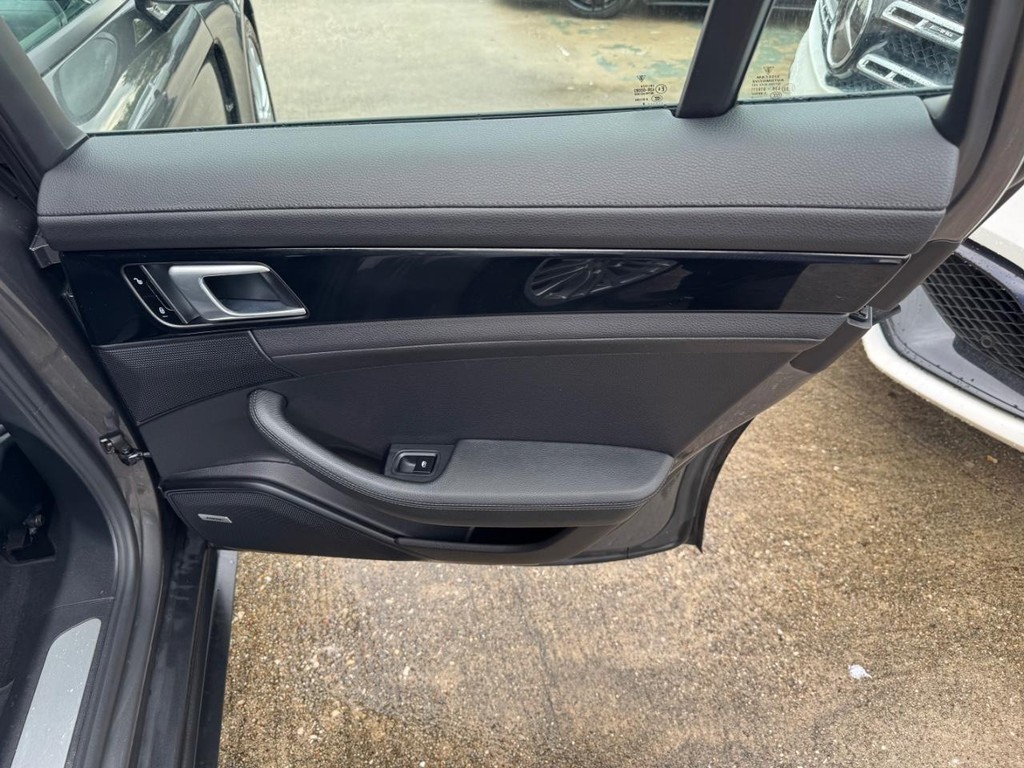 Porsche Panamera Vehicle Full-screen Gallery Image 19