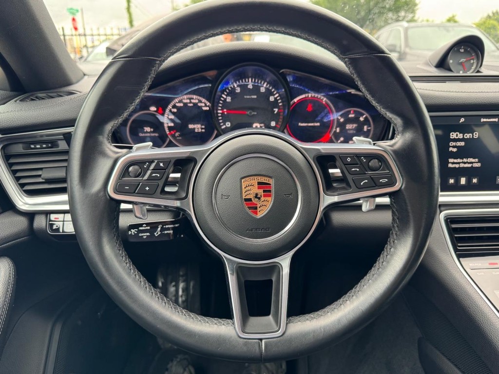 Porsche Panamera Vehicle Full-screen Gallery Image 20