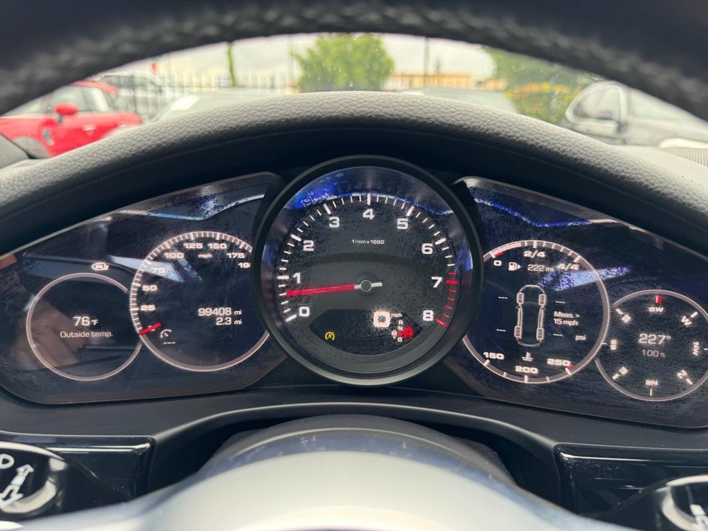 Porsche Panamera Vehicle Full-screen Gallery Image 21