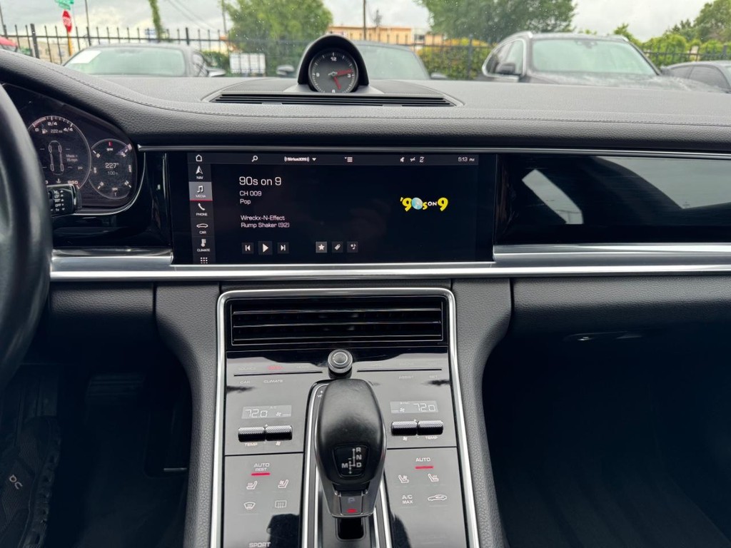 Porsche Panamera Vehicle Full-screen Gallery Image 22
