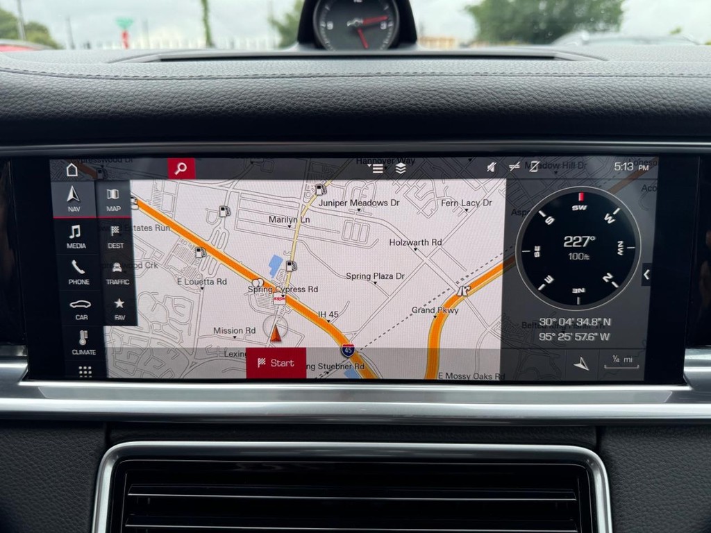 Porsche Panamera Vehicle Full-screen Gallery Image 23