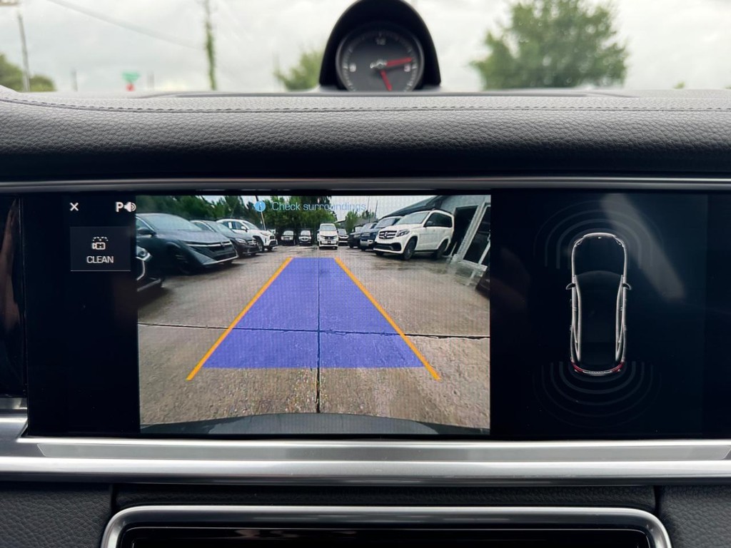 Porsche Panamera Vehicle Full-screen Gallery Image 24