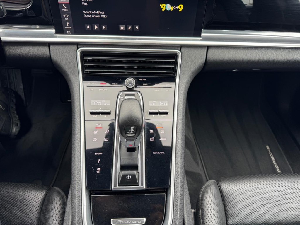 Porsche Panamera Vehicle Full-screen Gallery Image 25