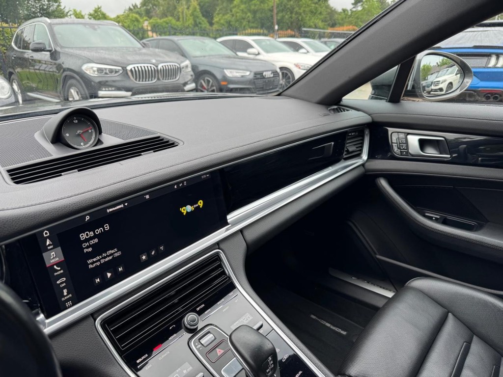 Porsche Panamera Vehicle Full-screen Gallery Image 26