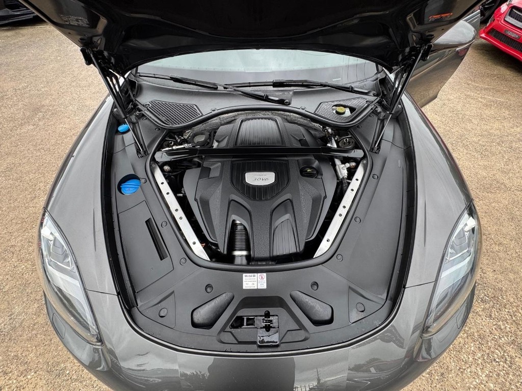 Porsche Panamera Vehicle Full-screen Gallery Image 28