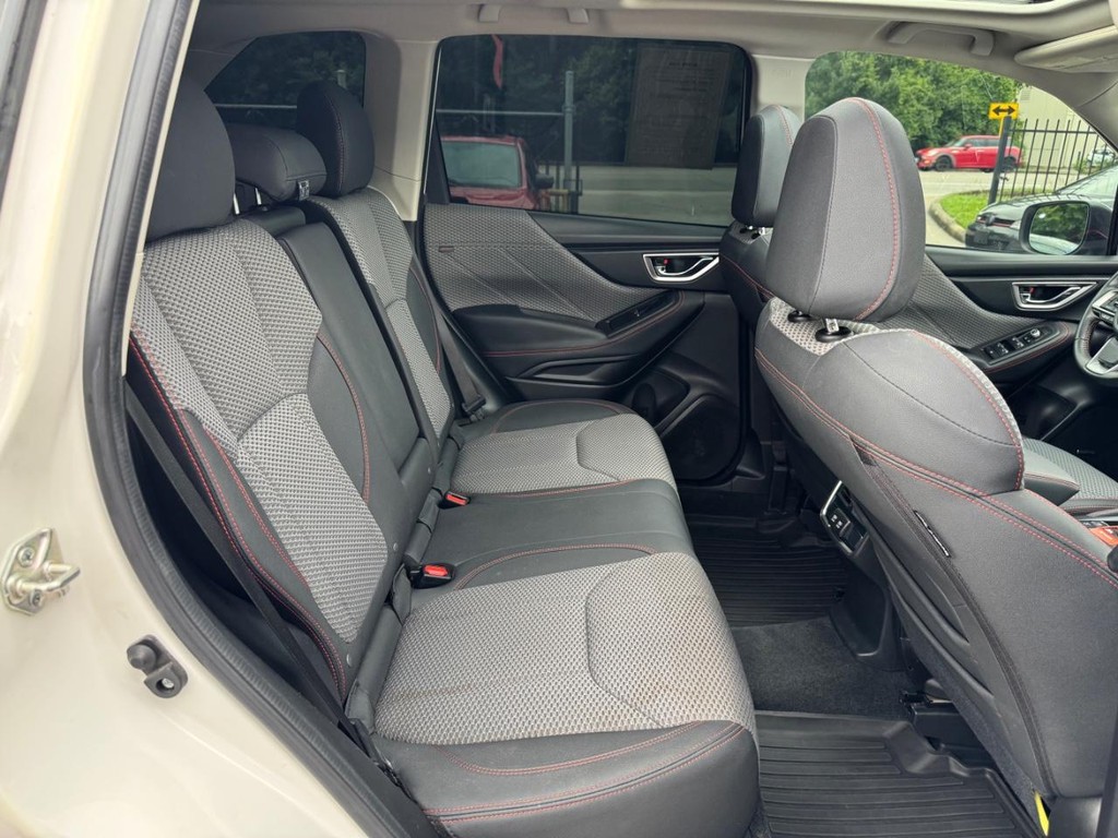Subaru Forester Vehicle Full-screen Gallery Image 16