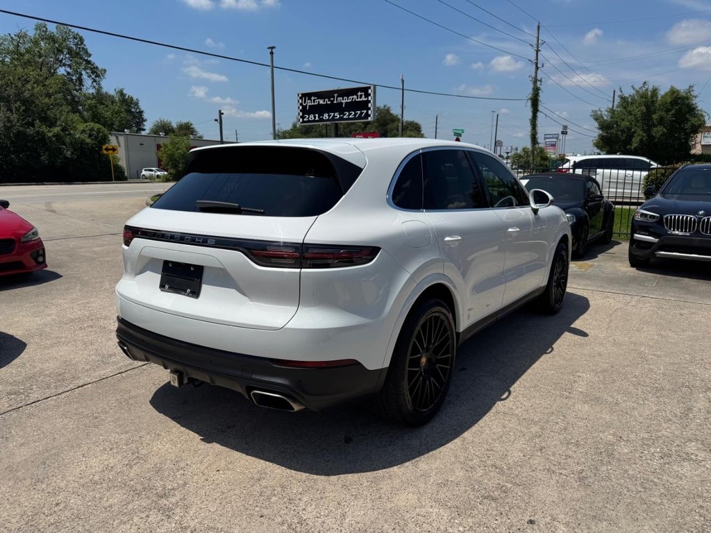 Porsche Cayenne Vehicle Full-screen Gallery Image 06
