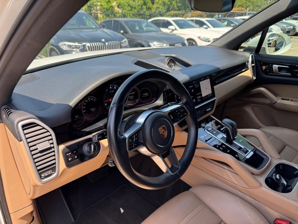 Porsche Cayenne Vehicle Full-screen Gallery Image 10