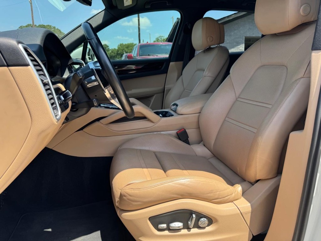 Porsche Cayenne Vehicle Full-screen Gallery Image 11