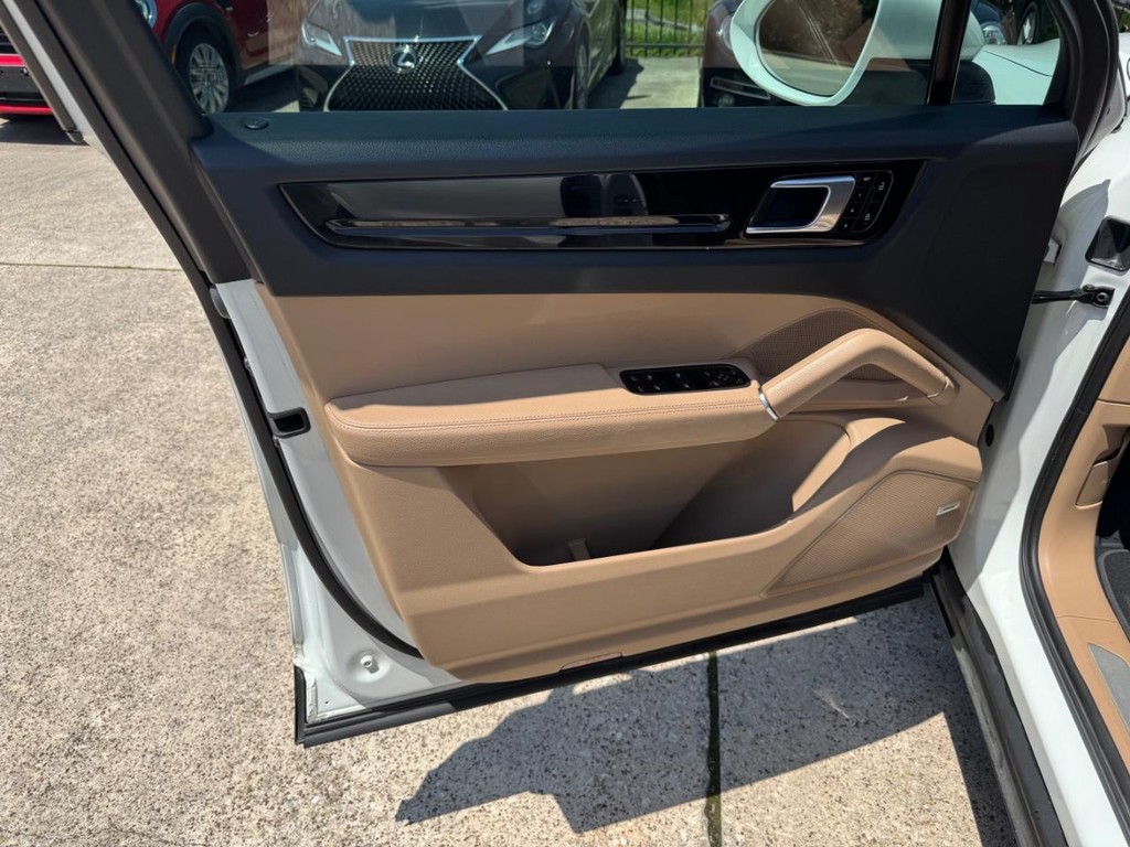 Porsche Cayenne Vehicle Full-screen Gallery Image 12