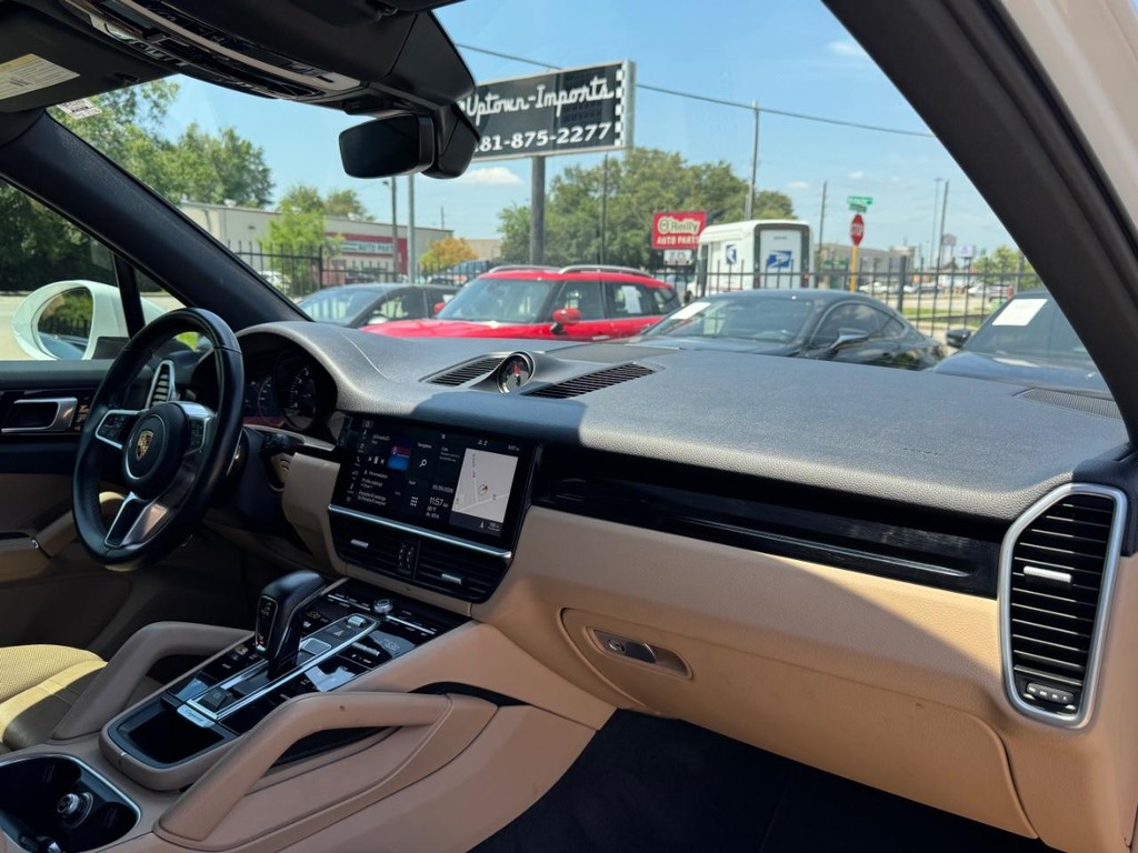 Porsche Cayenne Vehicle Full-screen Gallery Image 13