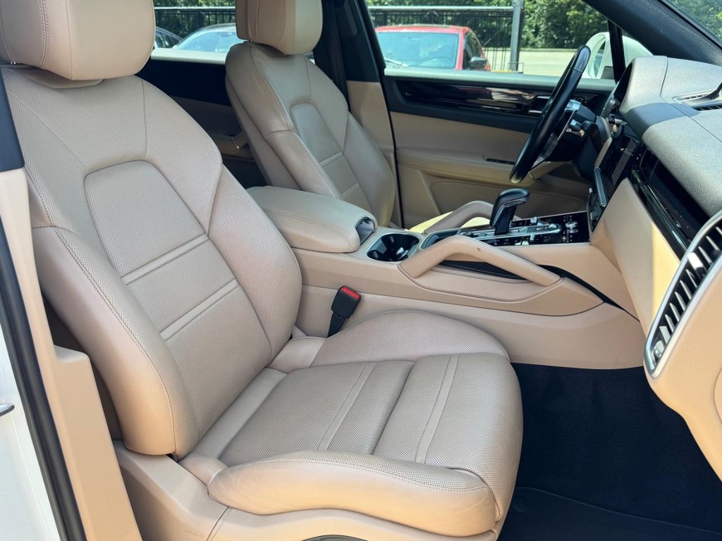 Porsche Cayenne Vehicle Full-screen Gallery Image 14