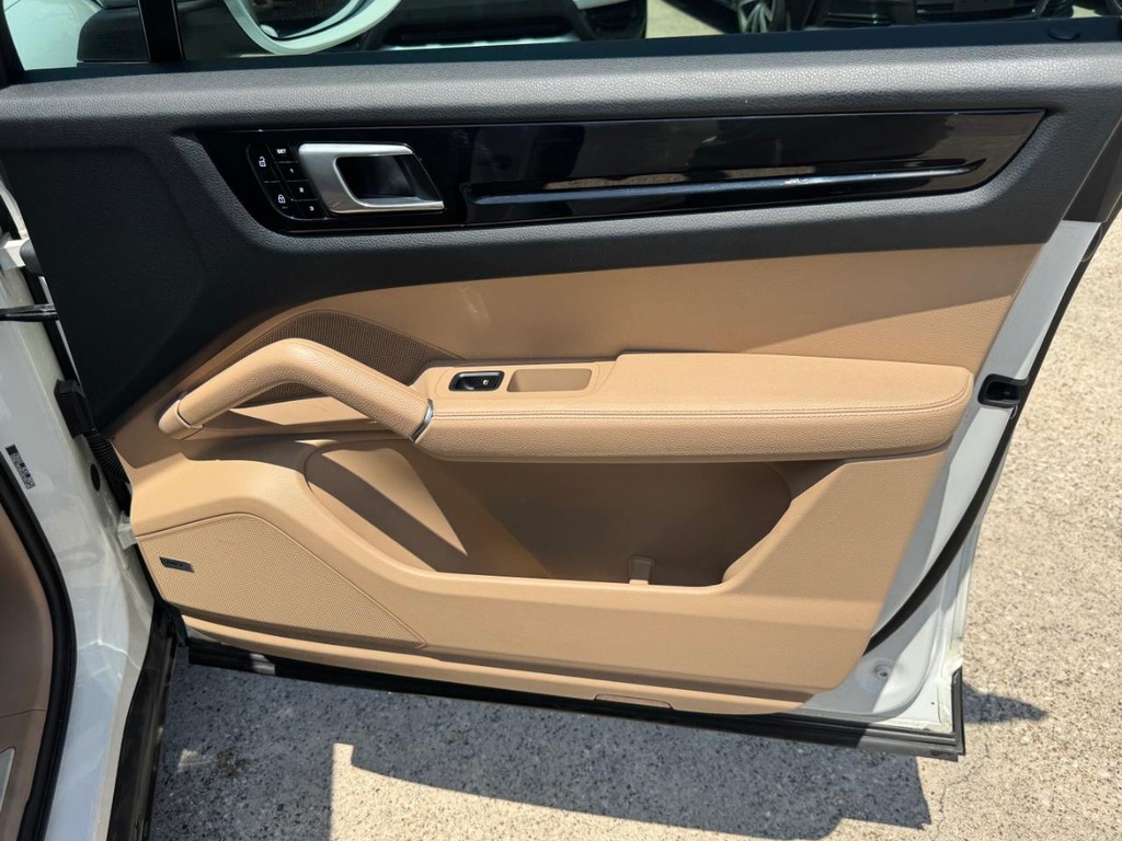 Porsche Cayenne Vehicle Full-screen Gallery Image 15