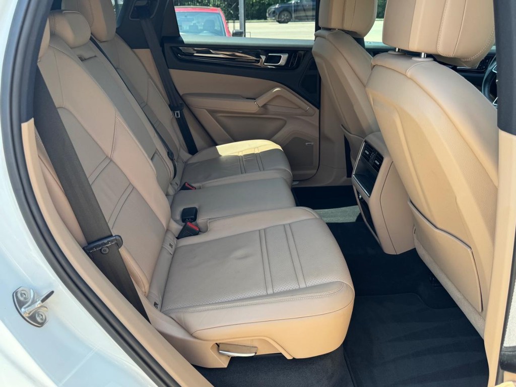 Porsche Cayenne Vehicle Full-screen Gallery Image 16
