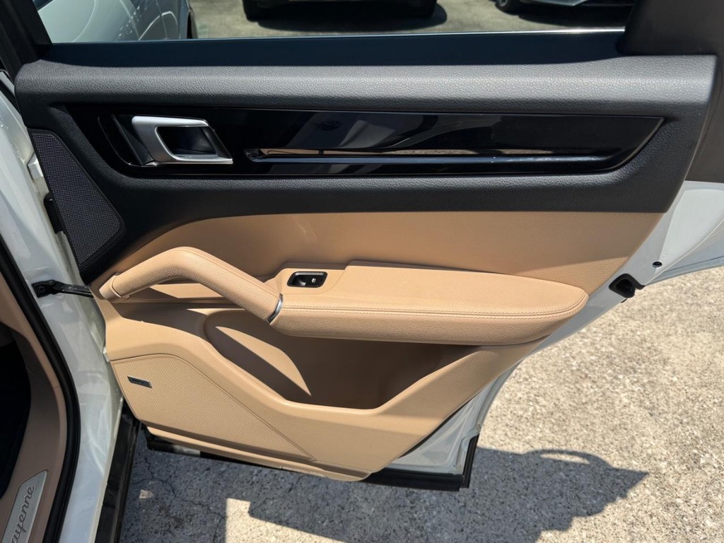 Porsche Cayenne Vehicle Full-screen Gallery Image 17