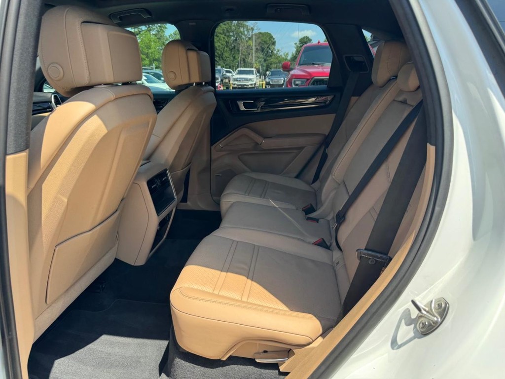 Porsche Cayenne Vehicle Full-screen Gallery Image 18