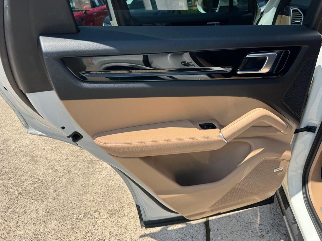 Porsche Cayenne Vehicle Full-screen Gallery Image 19
