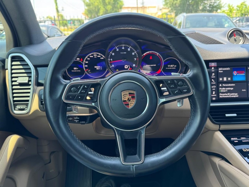 Porsche Cayenne Vehicle Full-screen Gallery Image 20