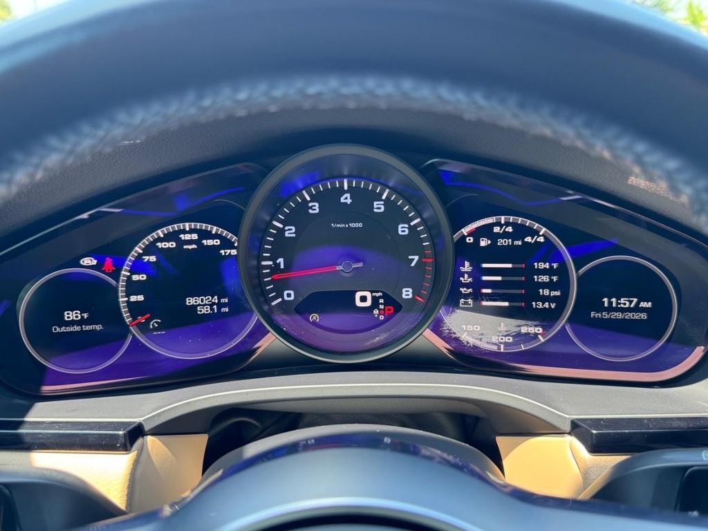 Porsche Cayenne Vehicle Full-screen Gallery Image 21