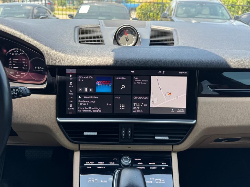 Porsche Cayenne Vehicle Full-screen Gallery Image 22