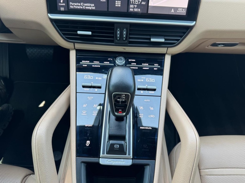 Porsche Cayenne Vehicle Full-screen Gallery Image 23