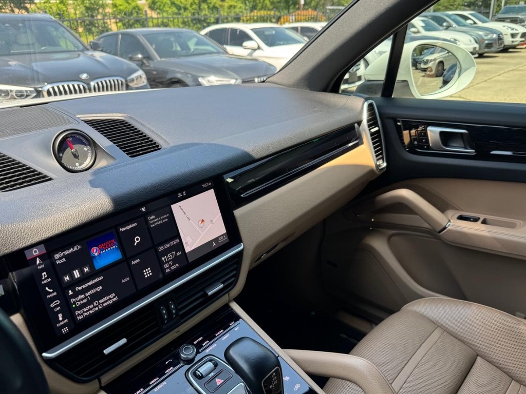 Porsche Cayenne Vehicle Full-screen Gallery Image 24