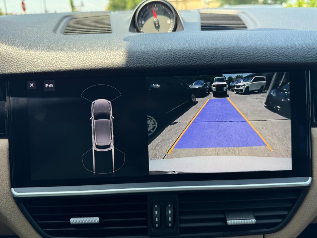 Porsche Cayenne Vehicle Full-screen Gallery Image 26