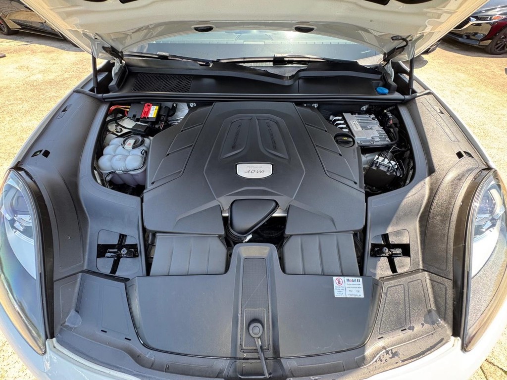 Porsche Cayenne Vehicle Full-screen Gallery Image 27