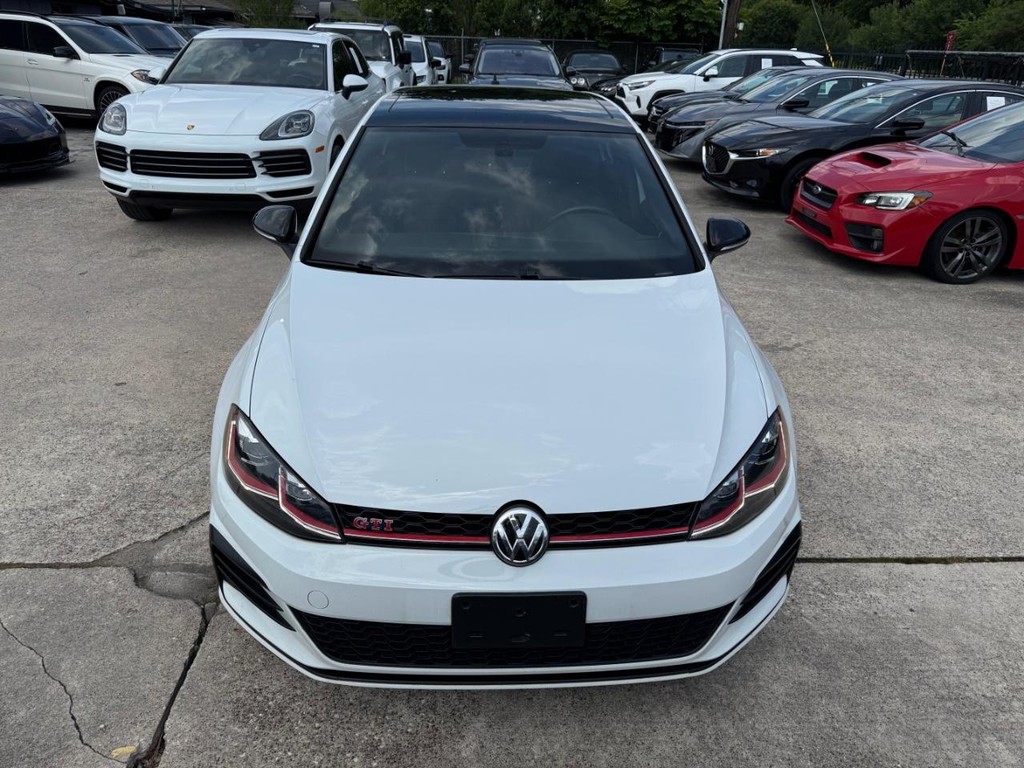Volkswagen Golf GTI Vehicle Full-screen Gallery Image 03