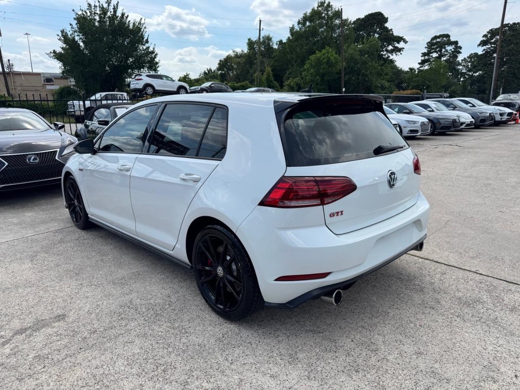 Volkswagen Golf GTI Vehicle Full-screen Gallery Image 08