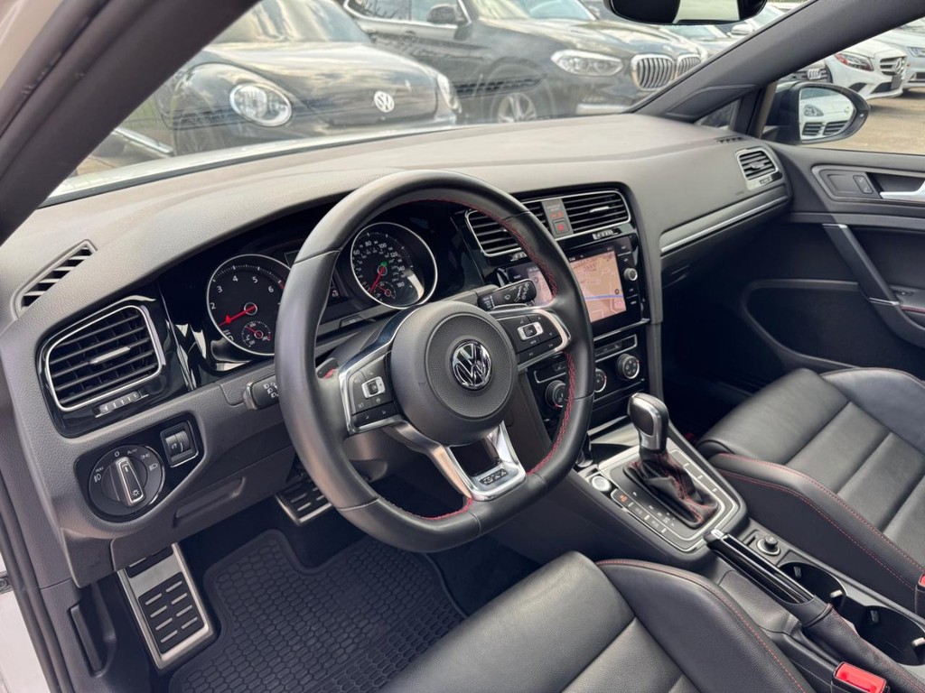 Volkswagen Golf GTI Vehicle Full-screen Gallery Image 10