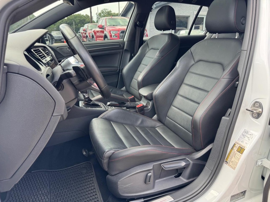 Volkswagen Golf GTI Vehicle Full-screen Gallery Image 11