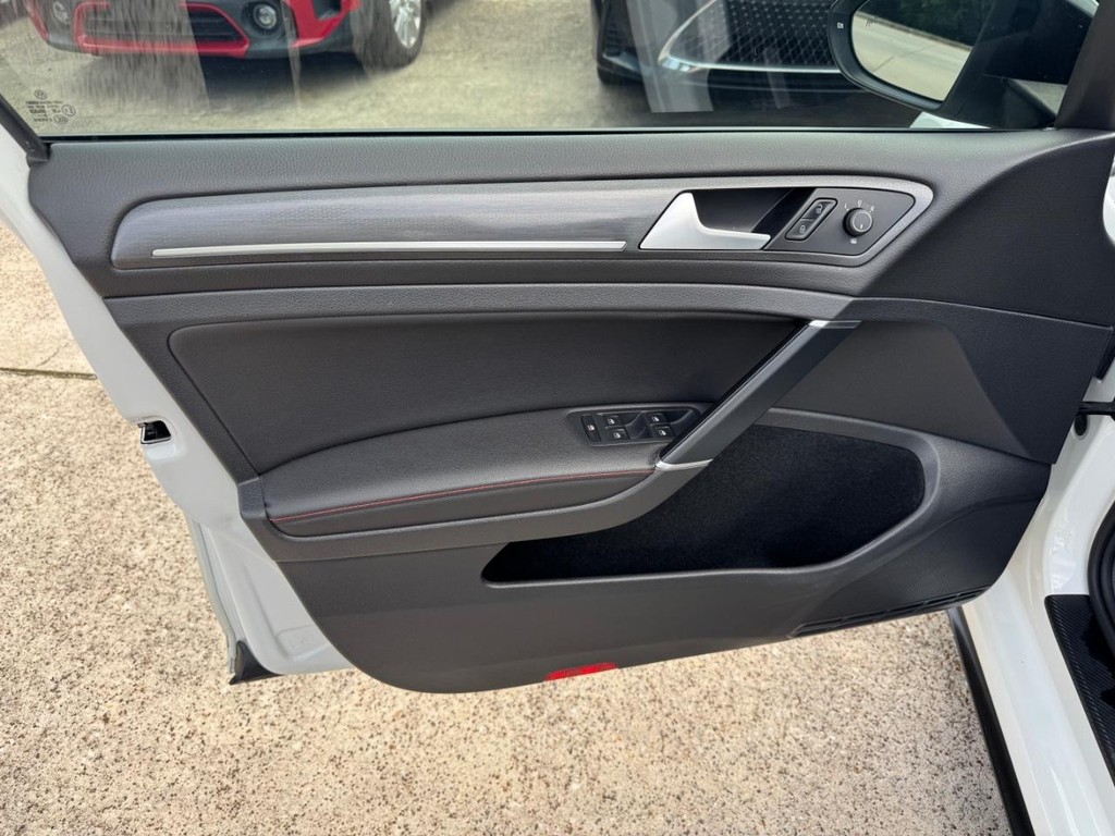 Volkswagen Golf GTI Vehicle Full-screen Gallery Image 12