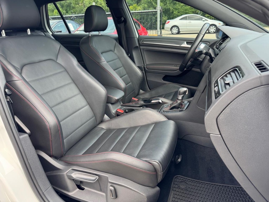 Volkswagen Golf GTI Vehicle Full-screen Gallery Image 14