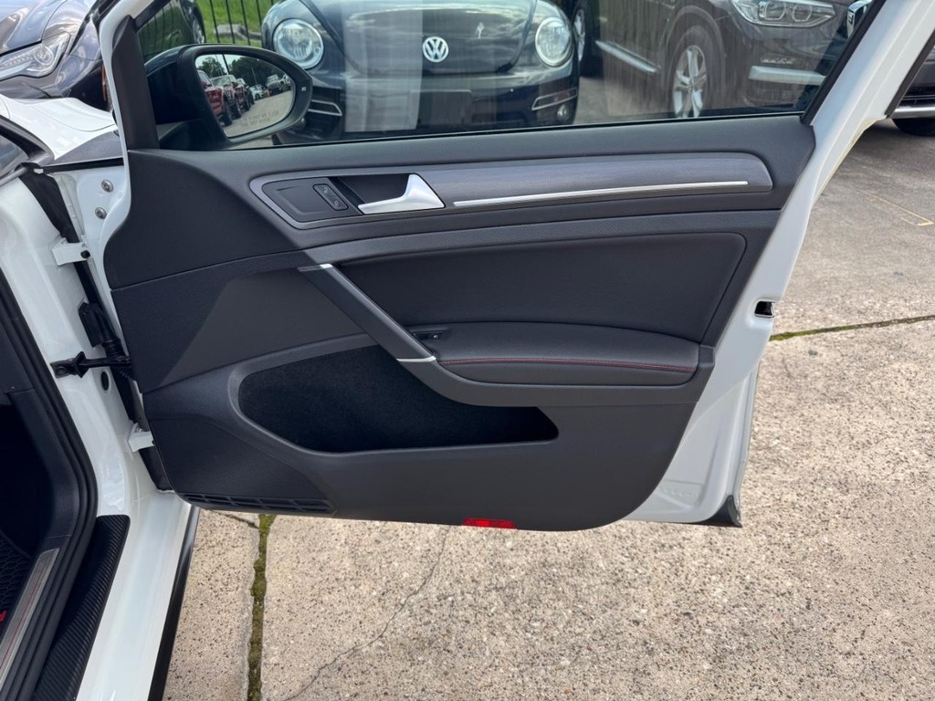 Volkswagen Golf GTI Vehicle Full-screen Gallery Image 15