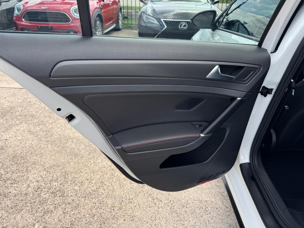 Volkswagen Golf GTI Vehicle Full-screen Gallery Image 19