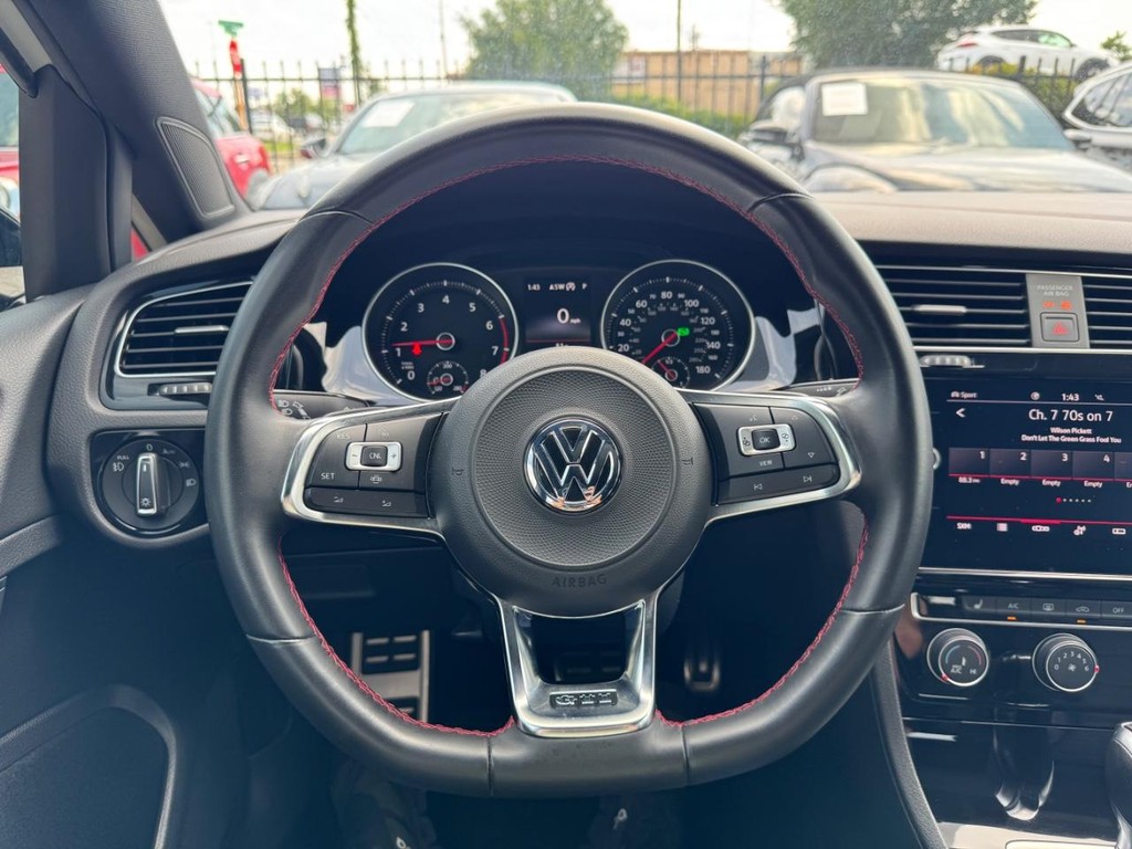 Volkswagen Golf GTI Vehicle Full-screen Gallery Image 20