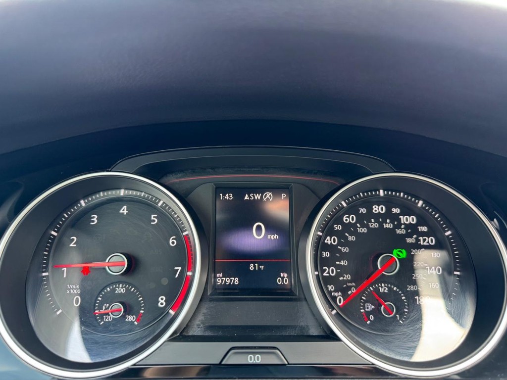 Volkswagen Golf GTI Vehicle Full-screen Gallery Image 21